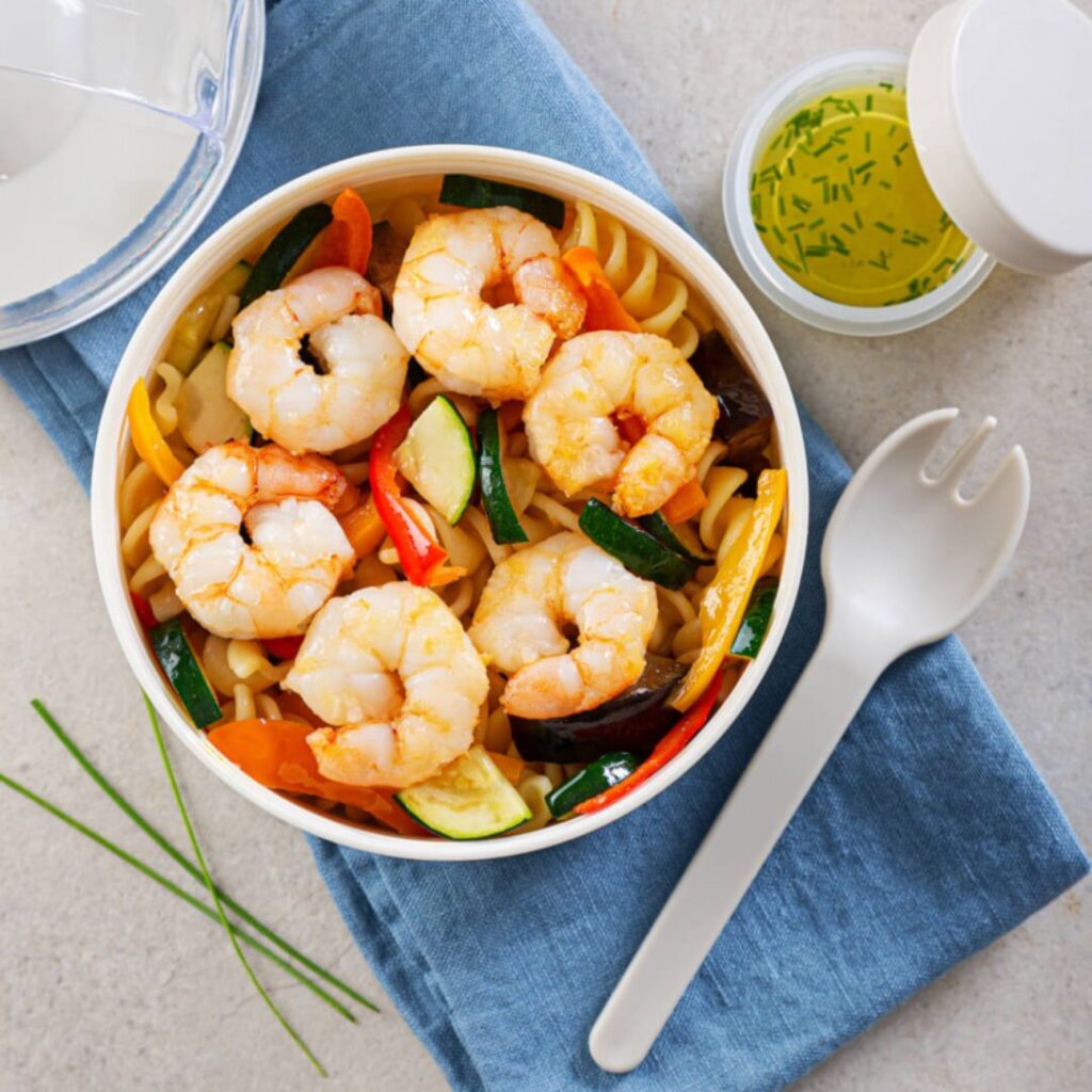 Salada de Miolo de Camarão, Massa e Legumes Salteados