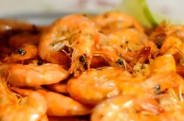 Camarões ao Alho e Vinho Branco