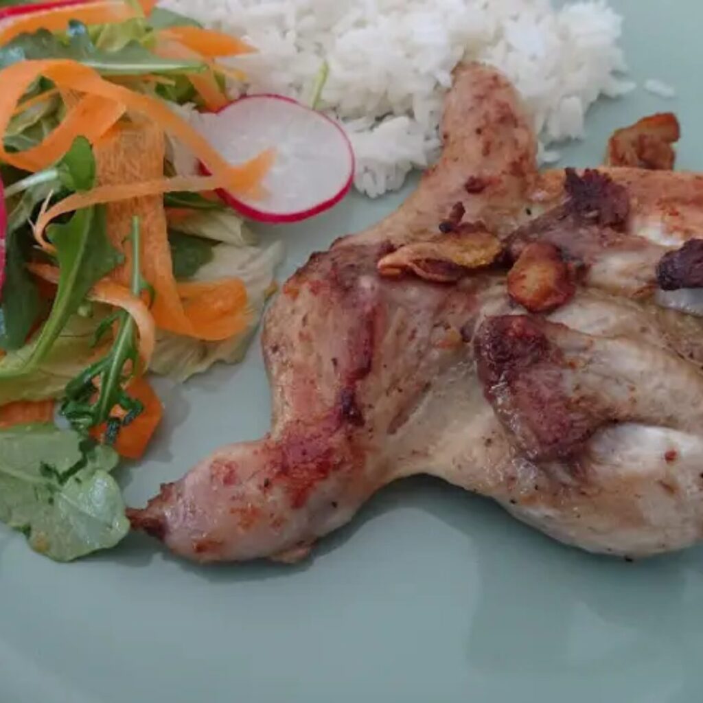 Codornizes fritas em azeite e alhinho com arroz e salada