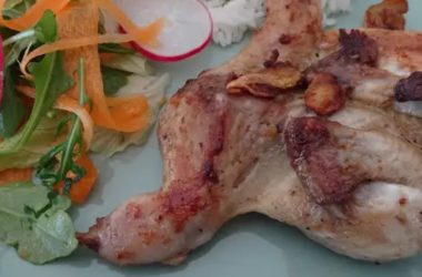 Codornizes fritas em azeite e alhinho com arroz e salada