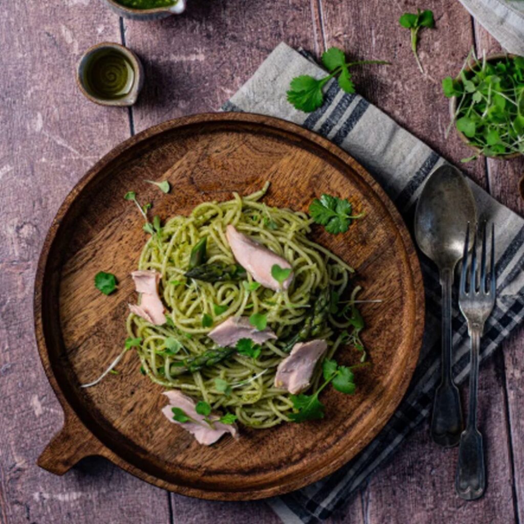 Esparguete com pesto de rúcula, salmão e espargos