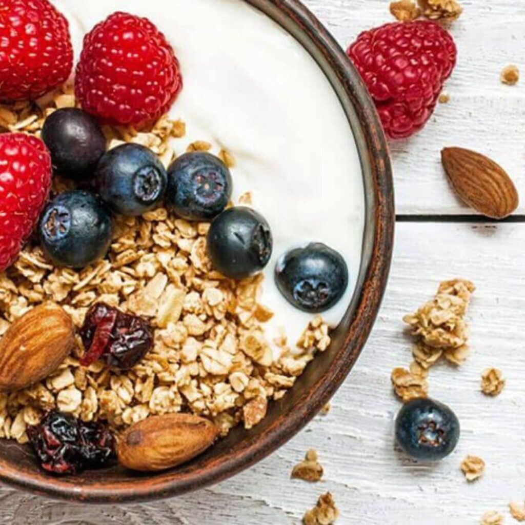 Iogurte com frutos vermelhos, granola e mel