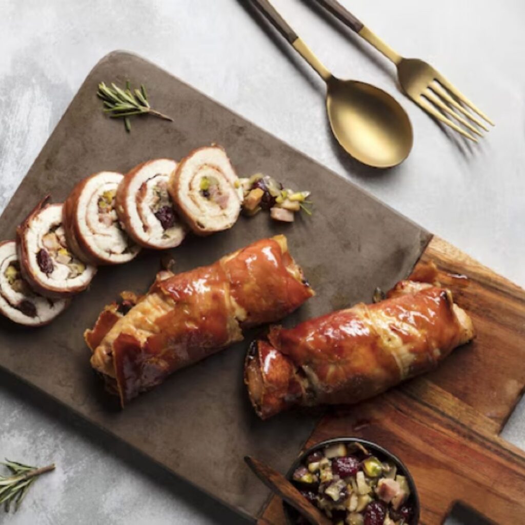 Rolinhos de Peru com Bacon, Cogumelos e Arandos