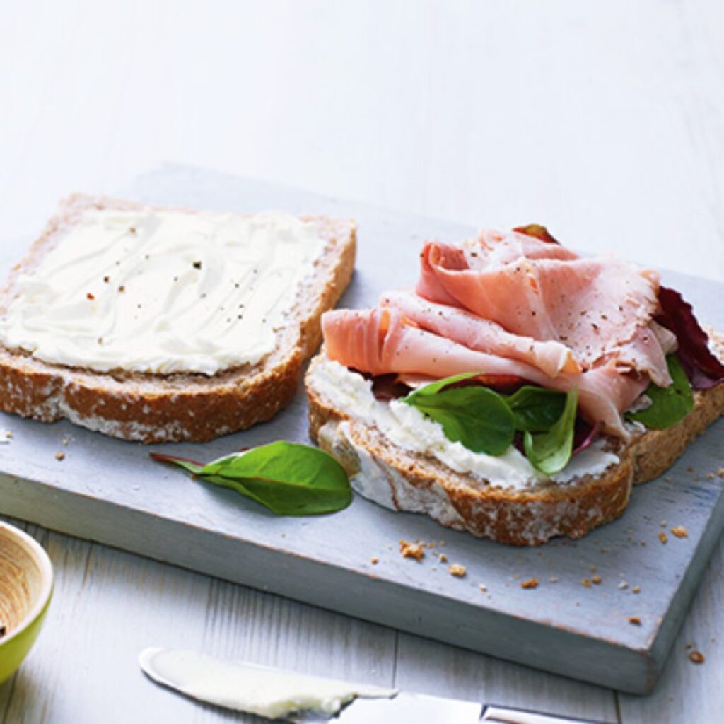 Tosta com Philadelphia e fiambre de peru