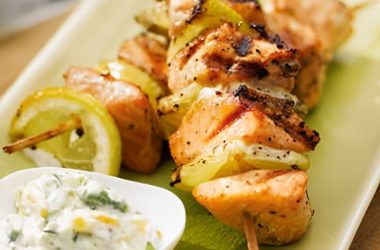 Espetadas de salmão com molho de limão