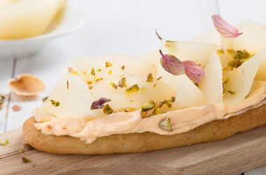 Coca com Philadelphia com salmão, pera em calda e pistáchios