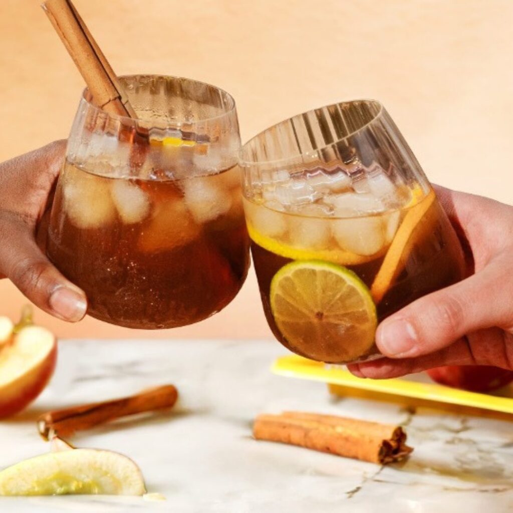 Ponche de maçã e pêssego com especiarias