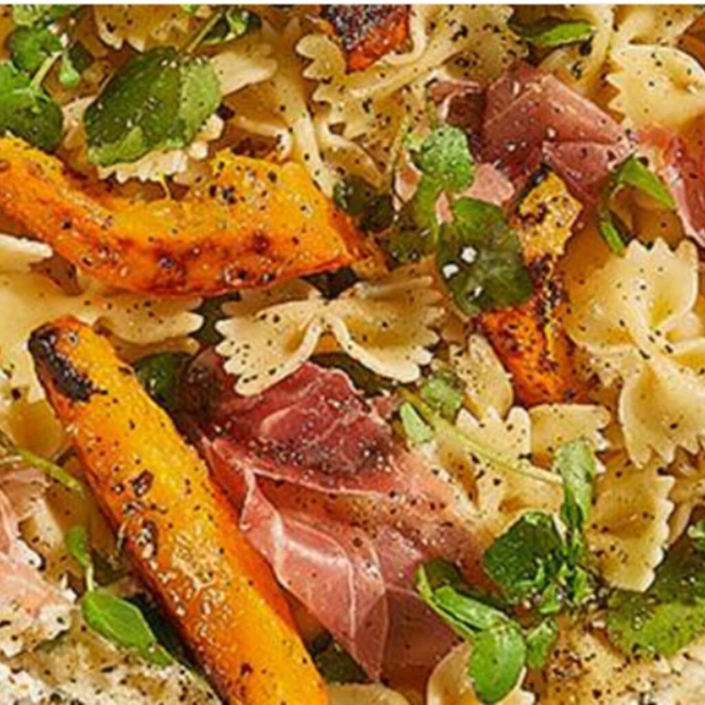 Salada de farfalle com presunto e abóbora