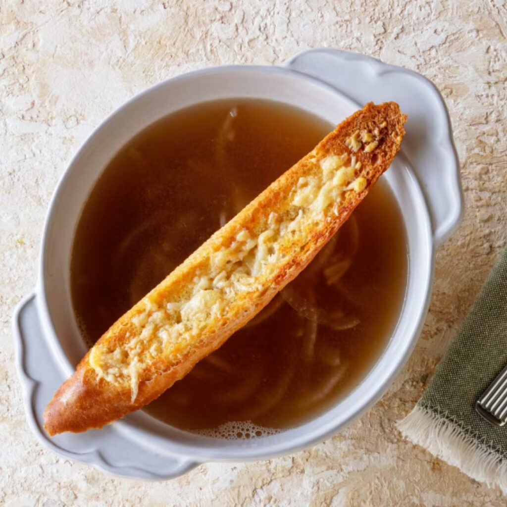 Sopa de cebola com crostinni de parmesão