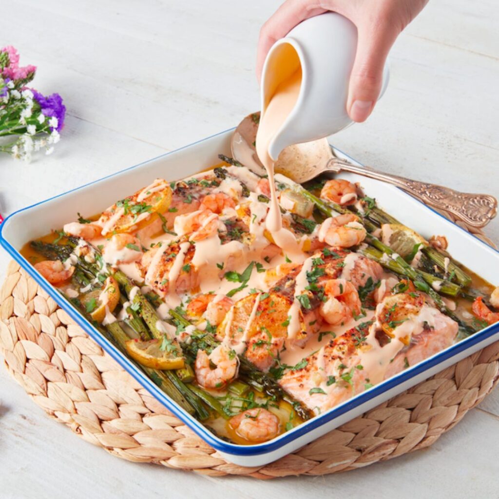 Assado de Salmão e Camarão com Molho de Tomate Seco