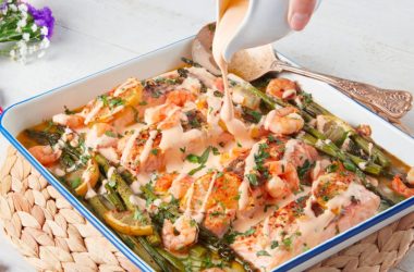 Assado de Salmão e Camarão com Molho de Tomate Seco