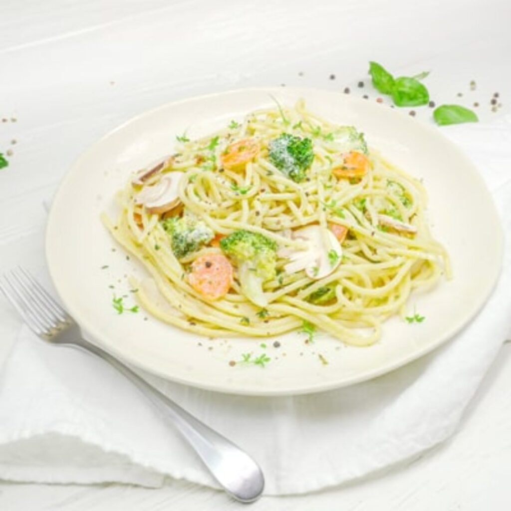 Esparguete cremoso de frango e vegetais com Philadelphia