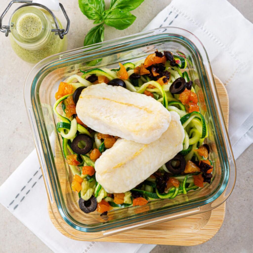 Mimos de Pescada do Cabo com Zoodles Salteados ao Manjericão
