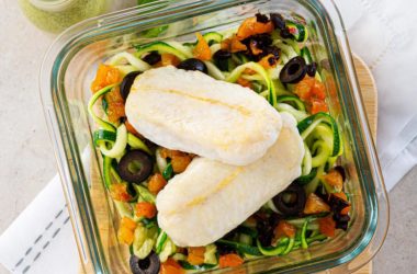 Mimos de Pescada do Cabo com Zoodles Salteados ao Manjericão