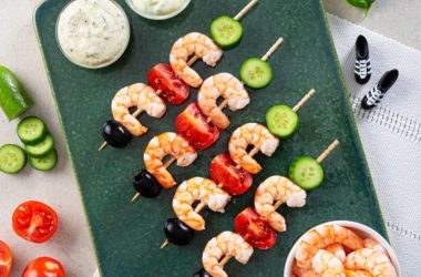 Espetos de Miolo de Camarão Refrigerado e Vegetais com Duas Maioneses