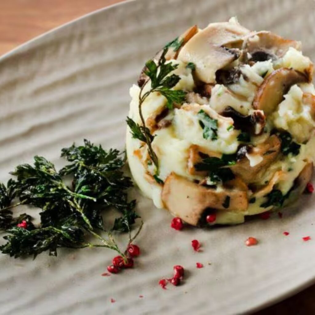 Puré de Batata com Mistura de Cogumelos e Salsa Frita