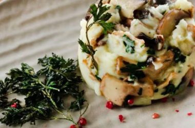 Puré de Batata com Mistura de Cogumelos e Salsa Frita