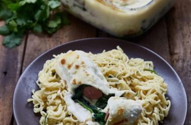 Salsichas Enroladas com Noodles Pasta Oriental