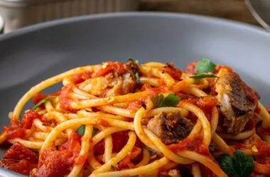 Sardinhas em lata e esparguete.