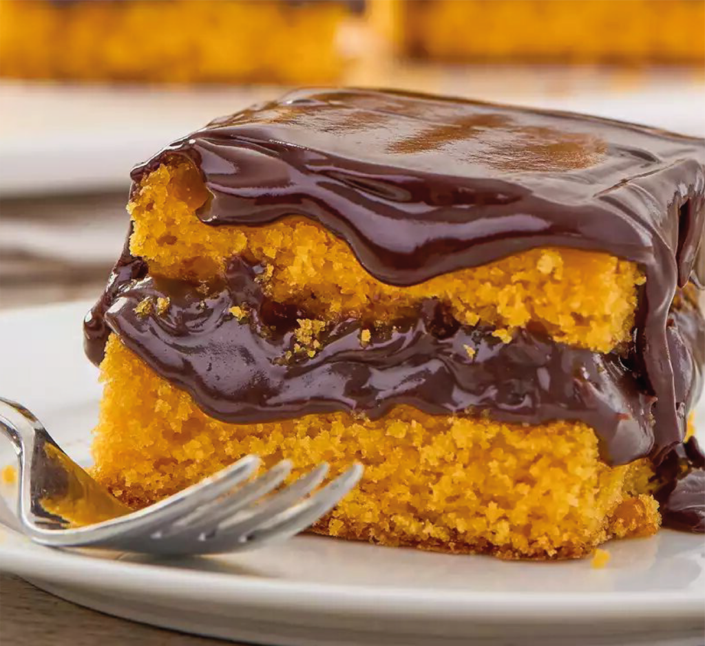 Bolo de cenoura com cobertura de chocolate
