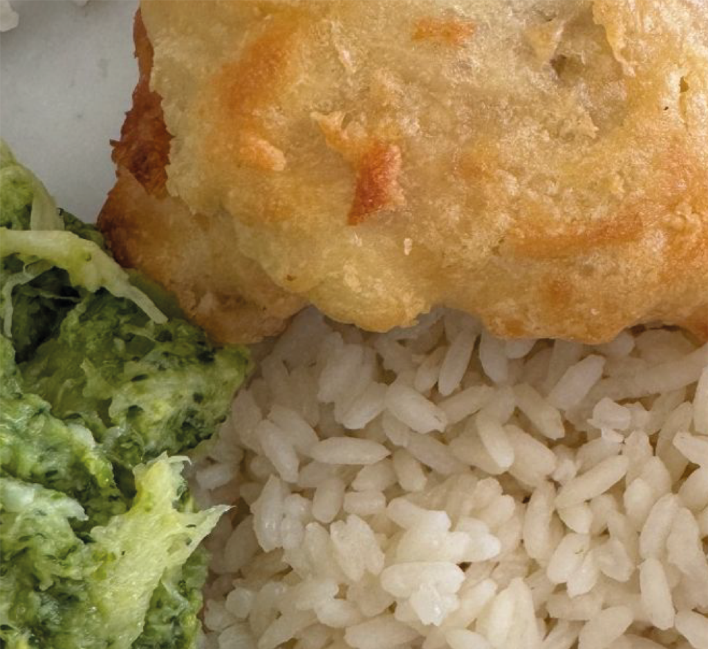 Peixe Panado com Arroz Branco e Brócolos Cremosos