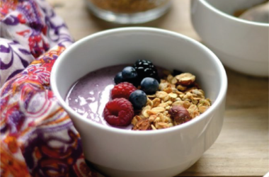 Açaí de Iogurte com Granola e Frutos Vermelhos