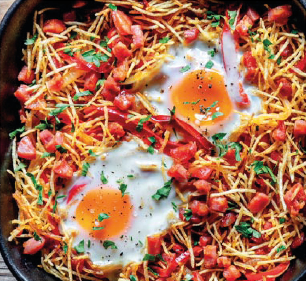 Ovos Rotos com Bacon, Salsicha, Linguiça e Queijo ralado