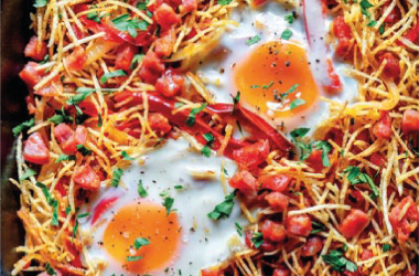 Ovos Rotos com Bacon, Salsicha, Linguiça e Queijo ralado