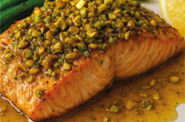 Salmão Grelhado com Crosta de Pistáchio, Mel e Gengibre