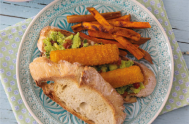 Sandes de Barrinhas de Pescada Panada com Abacate e Palitos de Batata-Doce