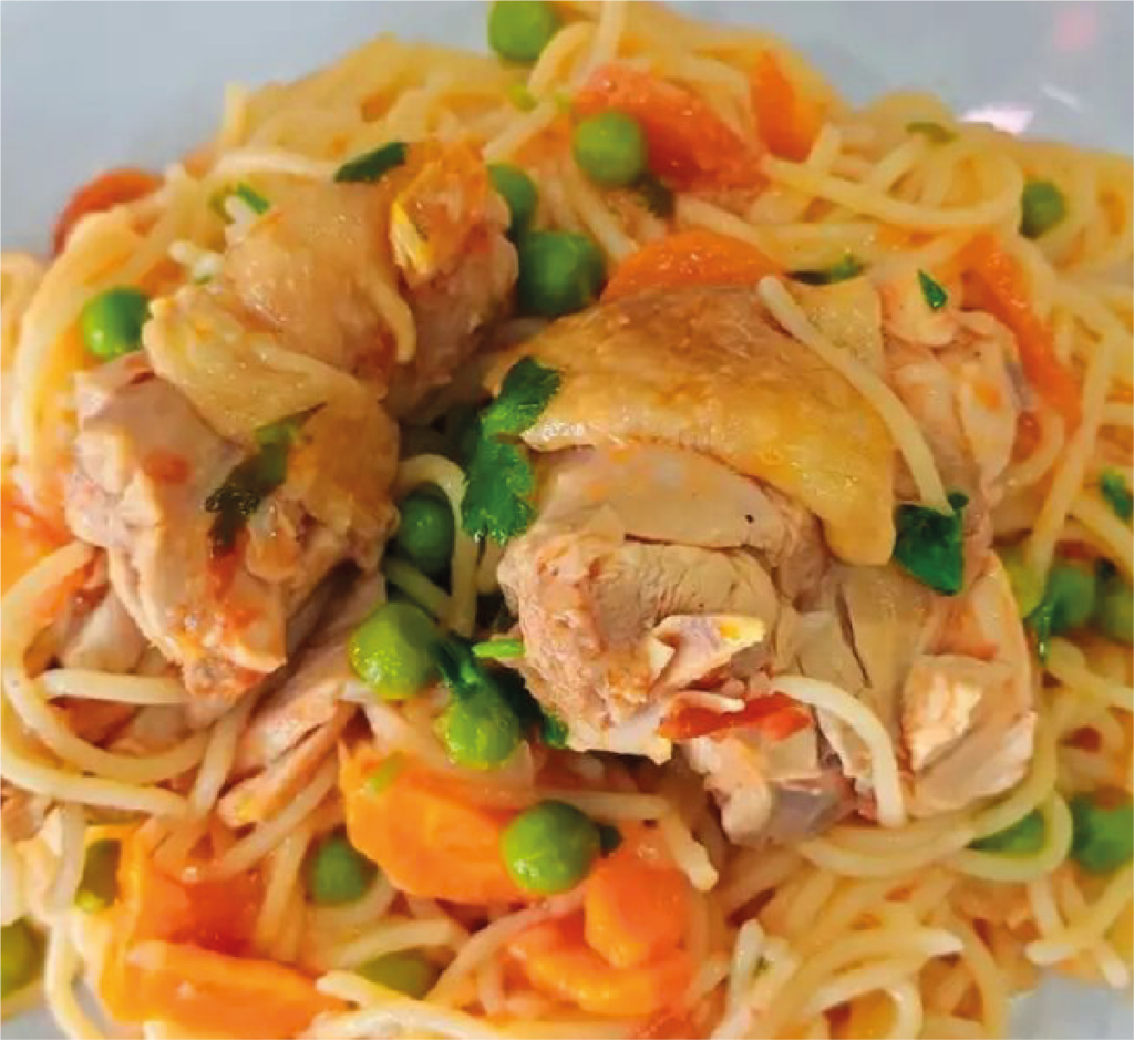 Frango Guisado com Esparguete, Ervilhas e Cenoura