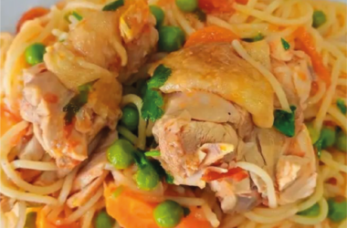 Frango Guisado com Esparguete, Ervilhas e Cenoura