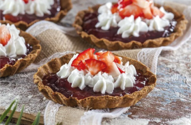 Tartes de Massa Espelta com Chantilly e Morangos