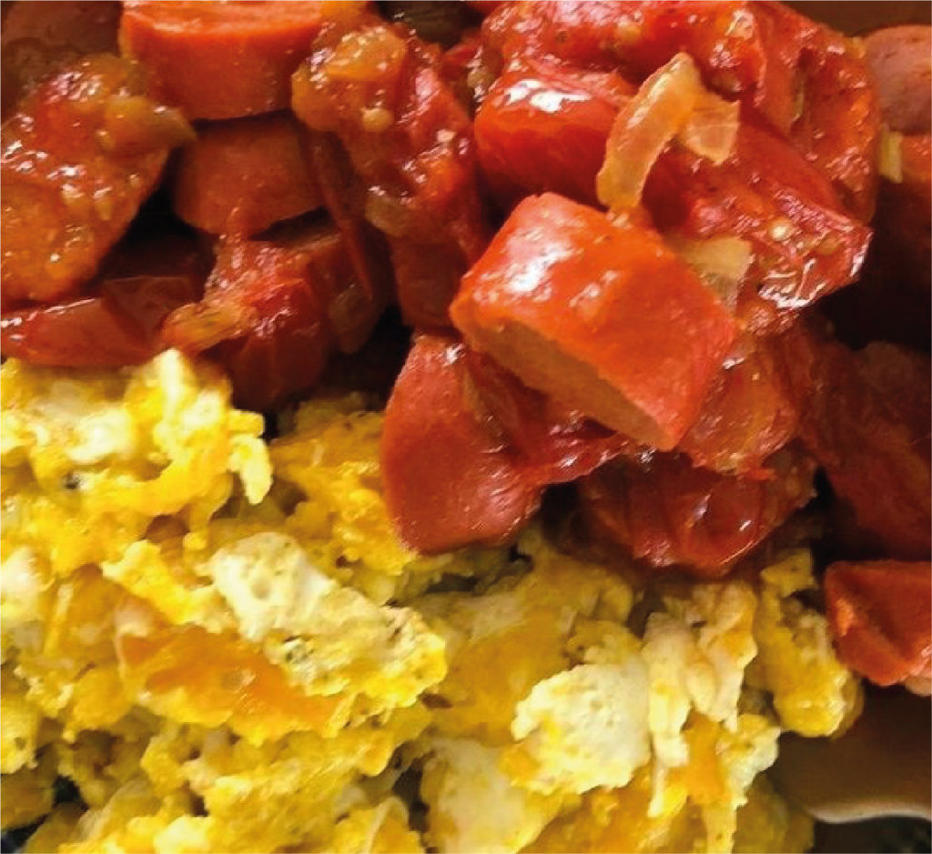 Salsichas ao Molho de Tomate com Ovos Mexidos