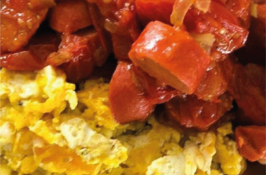 Salsichas ao Molho de Tomate com Ovos Mexidos