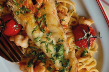 Esparguete com Camarão, Tomate Assado e Filete de Peixe