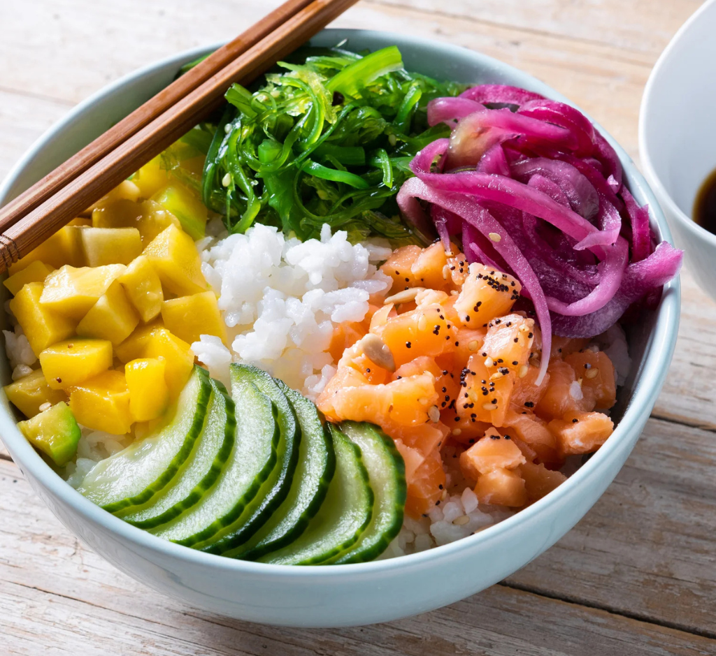 Poke Bowl de Salmão com Manga e Queijo Creme