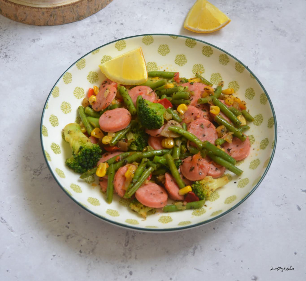 Salteado de Salsichas com Legumes