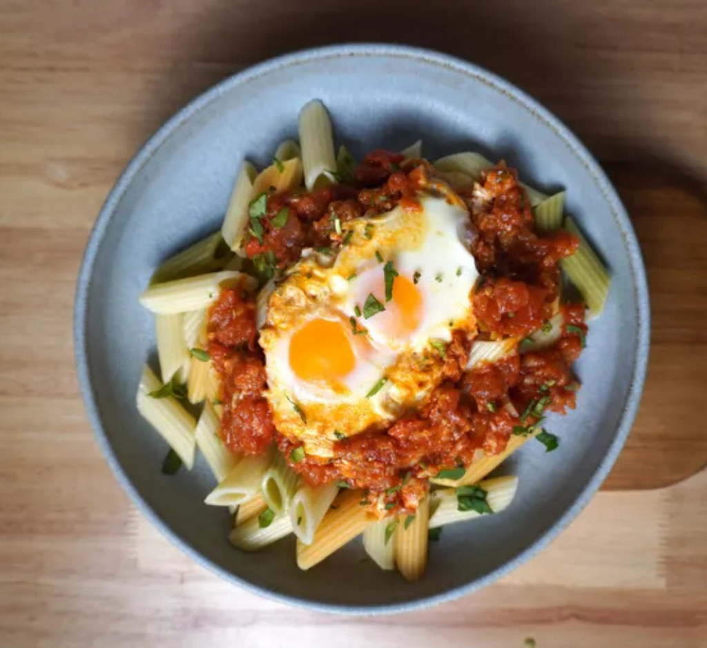 Massa com Molho de Tomate e Ovos Escalfados