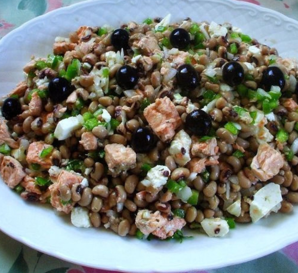 Salada de Feijão Frade com Salmão e Queijo Fresco